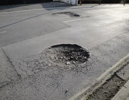 pot-hole-formation-the-road-surface